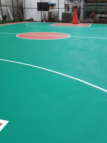 平湖 球场长期使用易出现地面开裂