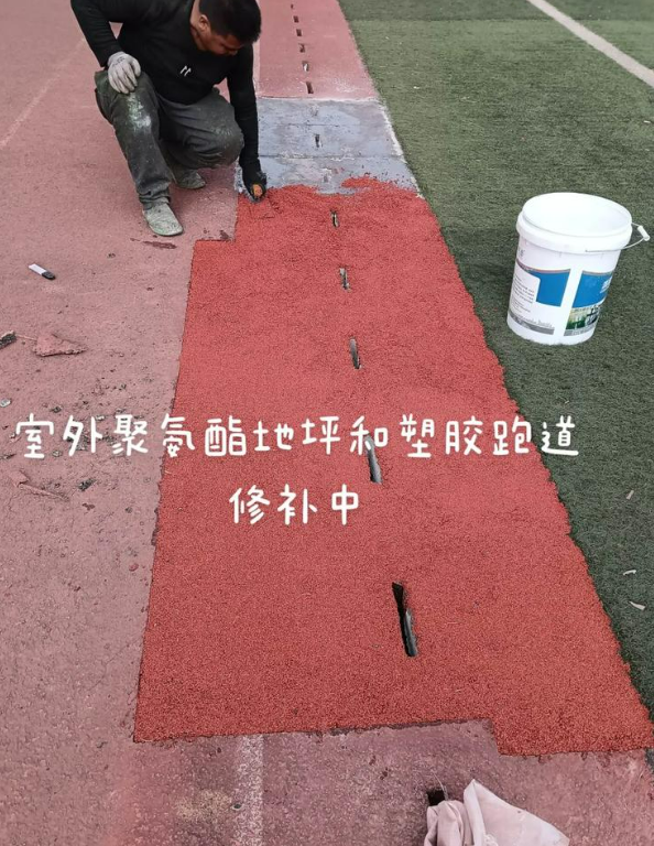 平湖球场地面翻新维修，核心是先诊断破损